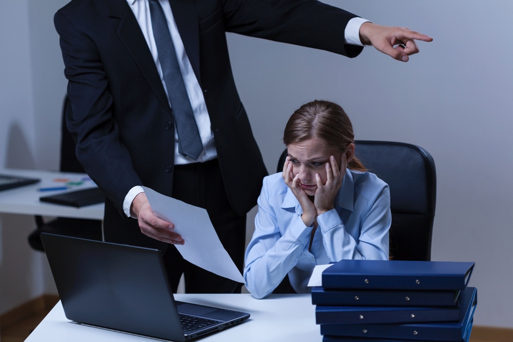 SINAIS DE QUE VOCÊ SOFRE ASSÉDIO MORAL EM AMBIENTE DE TRABALHO